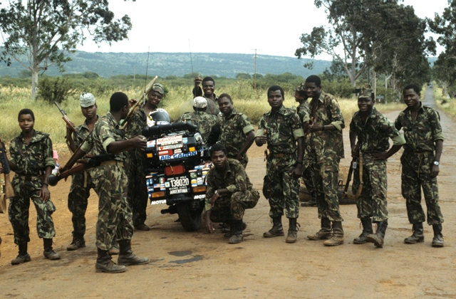 AFRICA-Mozambique-Soldados-y-Moto-cort-copy.jpg